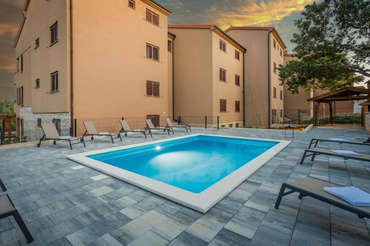 Apartments Cesare With Shared Pool Ližnjan Exterior foto