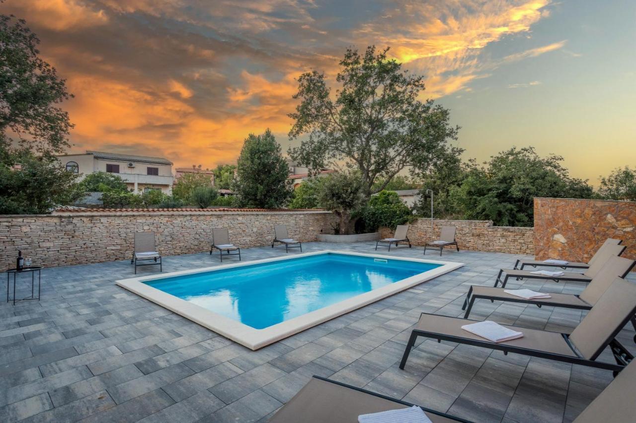 Apartments Cesare With Shared Pool Ližnjan Exterior foto