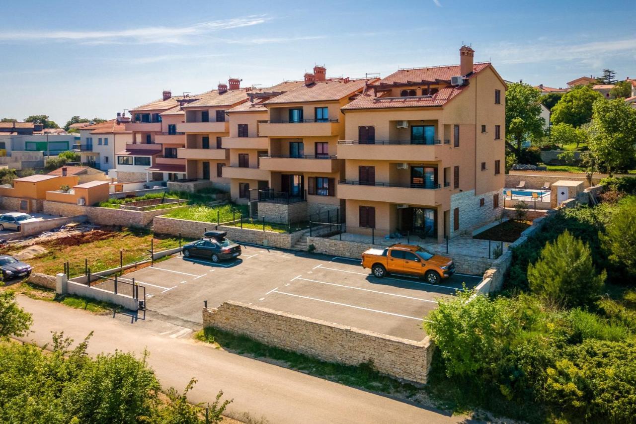 Apartments Cesare With Shared Pool Ližnjan Exterior foto