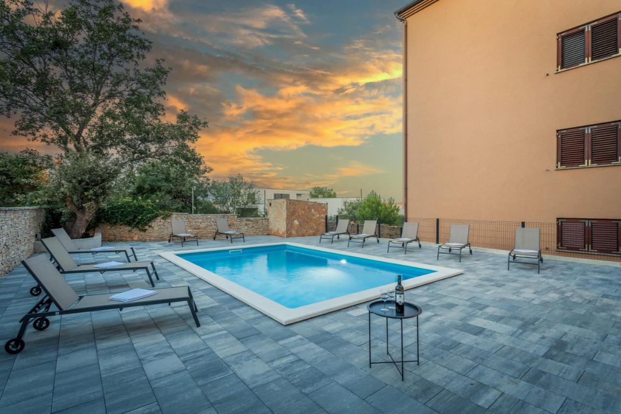 Apartments Cesare With Shared Pool Ližnjan Exterior foto