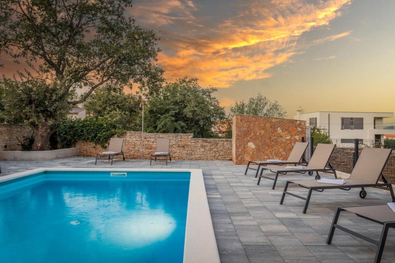 Apartments Cesare With Shared Pool Ližnjan Exterior foto