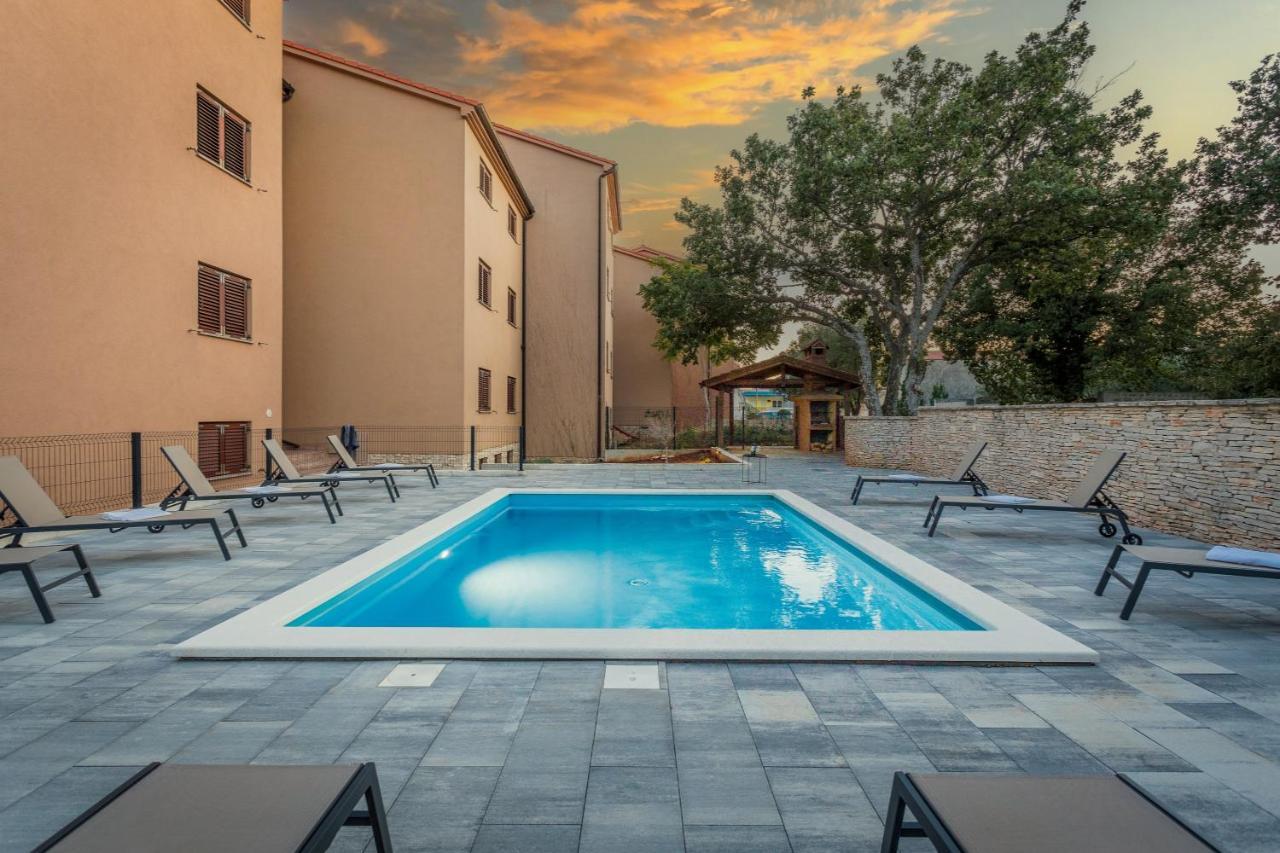 Apartments Cesare With Shared Pool Ližnjan Exterior foto