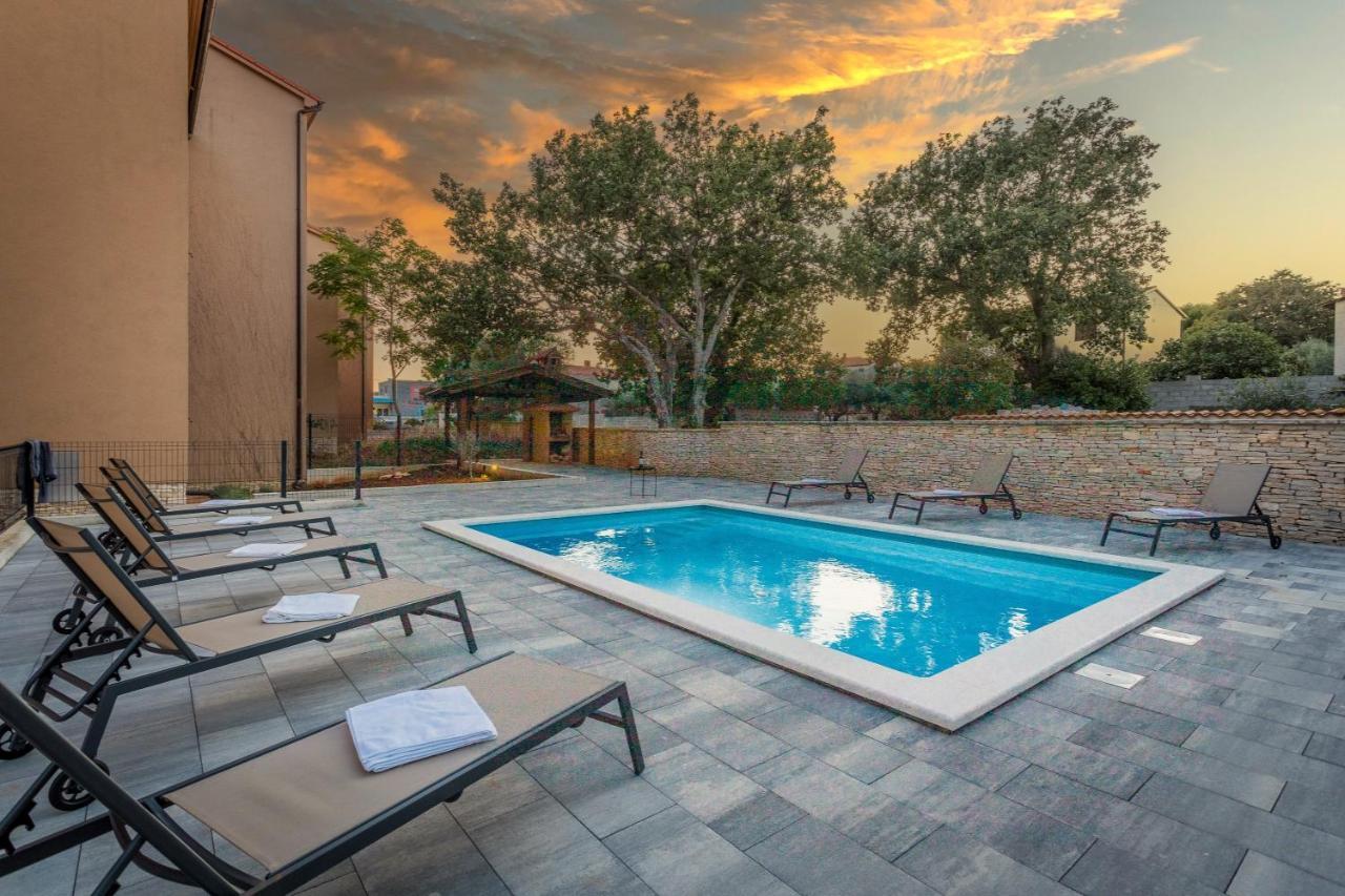 Apartments Cesare With Shared Pool Ližnjan Exterior foto
